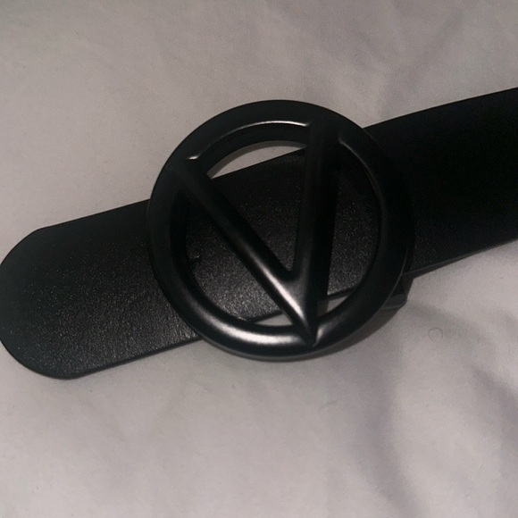 Circular Logo Buckle Leather Belt - Picture 6 of 7